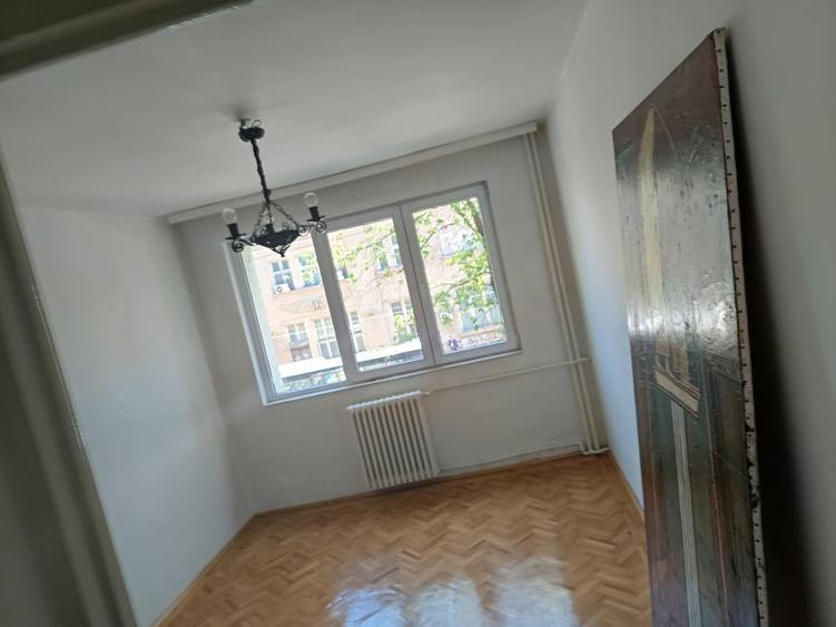 Apartament cu 3 camere semidecomandat în Gara de Nord