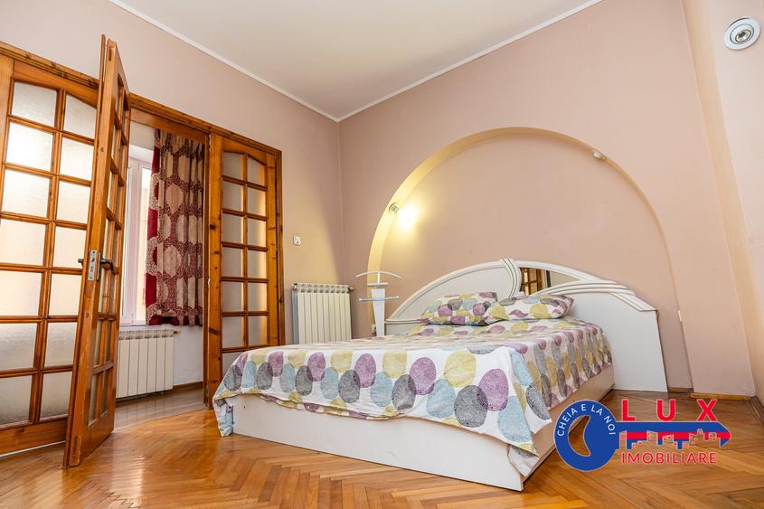 Casă individuală cu 8 camere cu Canalizare în Ultracentral