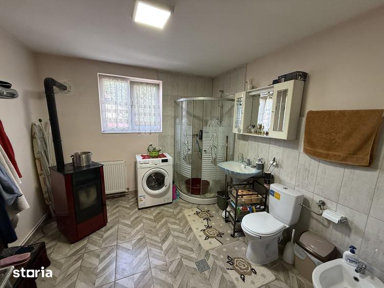 Casă cu 4 camere cu Teren 1390 Mp în Voinești