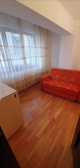 Apartament cu 4 camere semidecomandat, mobilat în Central