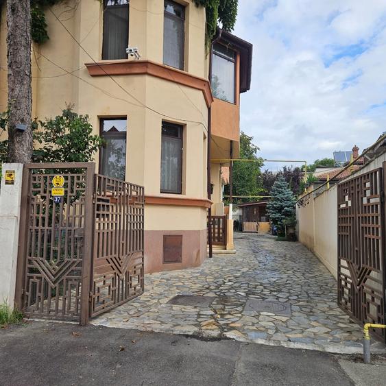 Apartament cu 5 camere decomandat în Ferdinand