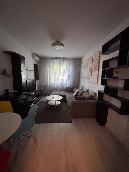 Apartament cu 3 camere semidecomandat, mobilat în Floreasca