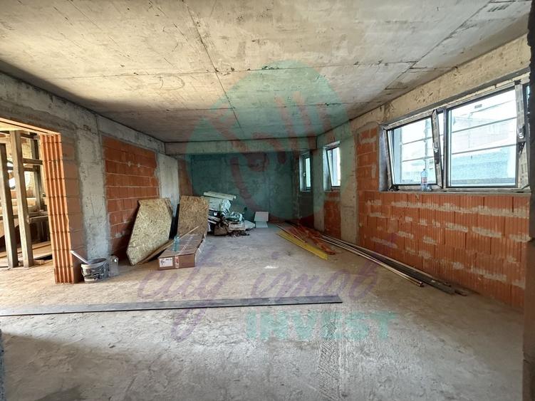 Apartament cu 3 camere semidecomandat în Tineretului