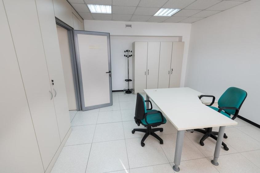 Birou, de 1,800 mp, în Central