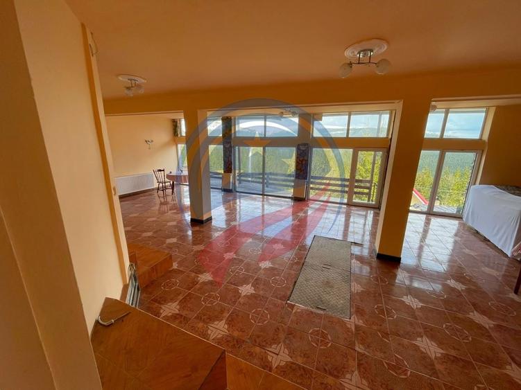 Casă individuală cu 12 camere cu Canalizare în Rânca