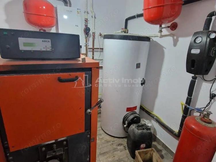 Casă cu 12 camere cu Teren 1000 Mp în Români
