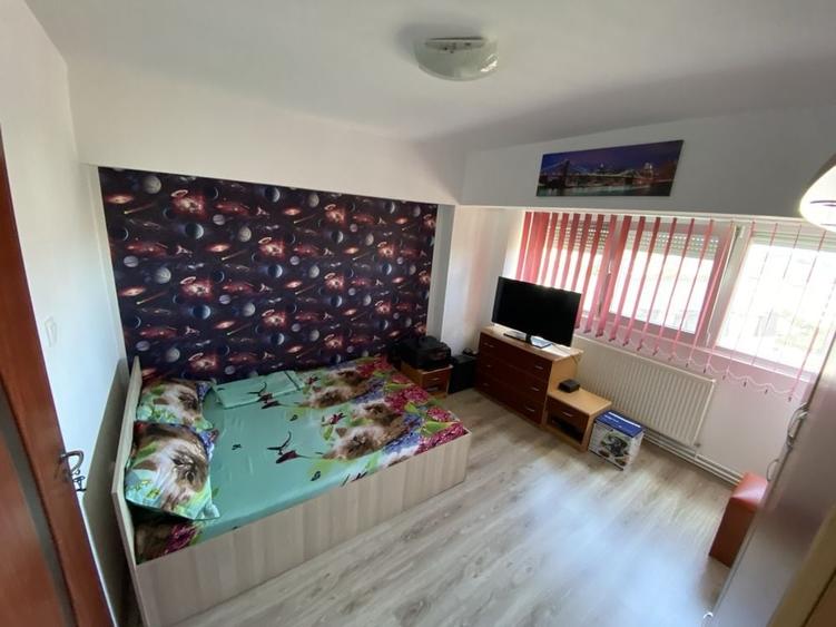 Apartament cu 4 camere decomandat în Șagului