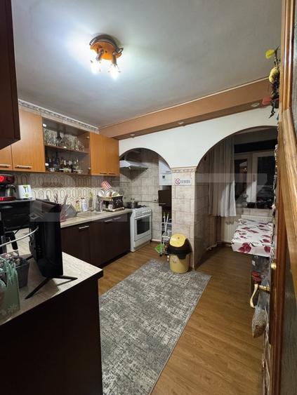 Apartament cu 3 camere decomandat, mobilat în Siloz