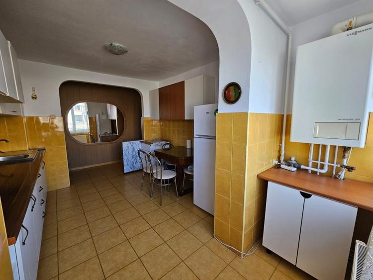 Apartament cu 3 camere decomandat, mobilat în Centrul Civic