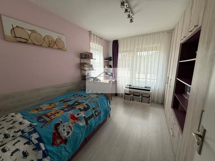 Apartament cu 3 camere decomandat în Europa
