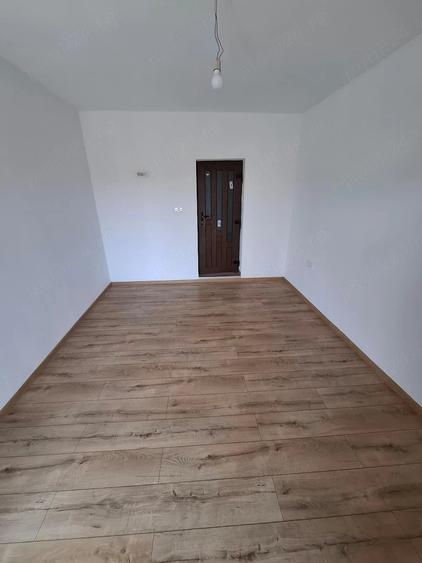 Apartament cu 4 camere semidecomandat în Pârneava