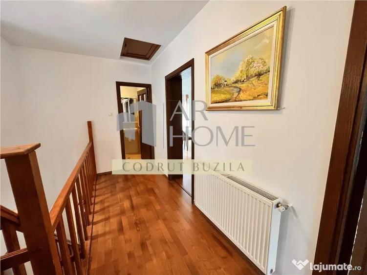 Casă cu 5 camere cu Teren 300 Mp în Central