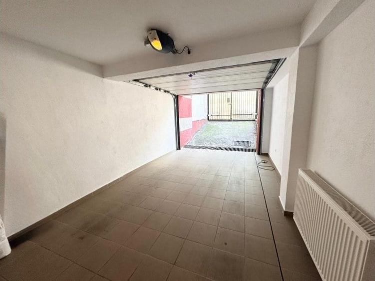 Casă cu 8 camere cu Teren 250 Mp în Tei