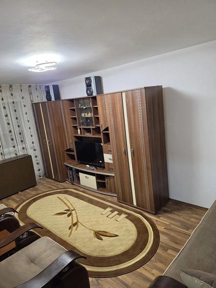 Apartament cu 3 camere decomandat, mobilat în Apărătorii Patriei