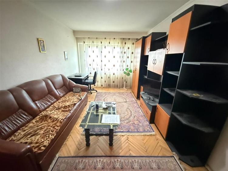Garsonieră decomandată în Sud