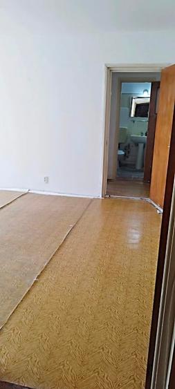 Apartament cu 3 camere semidecomandat în Berceni