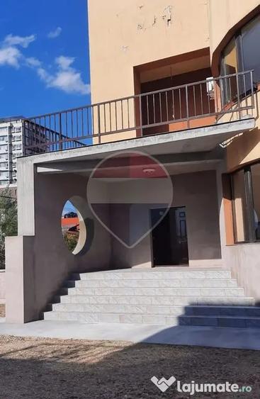 Casă cu 12 camere cu Teren 750 Mp în Fundeni