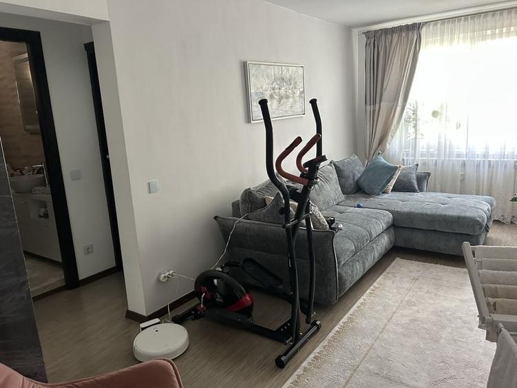 Apartament cu 3 camere semidecomandat în Crângași