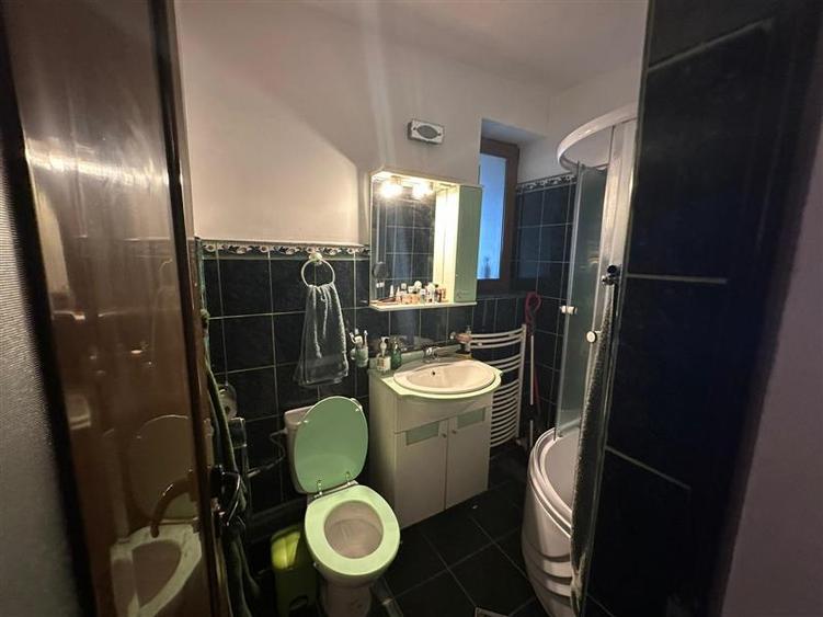 Casă individuală cu 8 camere cu Teren 1000 Mp în Bucium