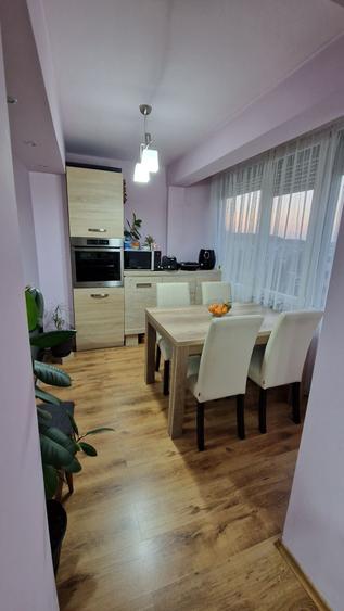 Apartament cu 3 camere decomandat în Nufărul