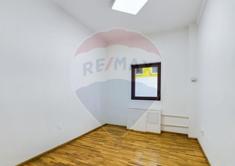 Casă cu 5 camere cu Teren 114 Mp în Eroii Revoluției