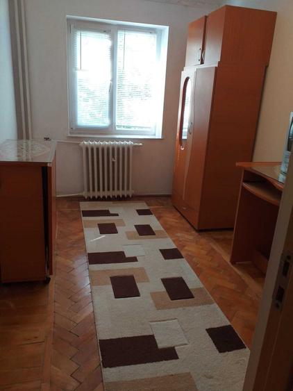 Apartament cu 3 camere semidecomandat în Crâng