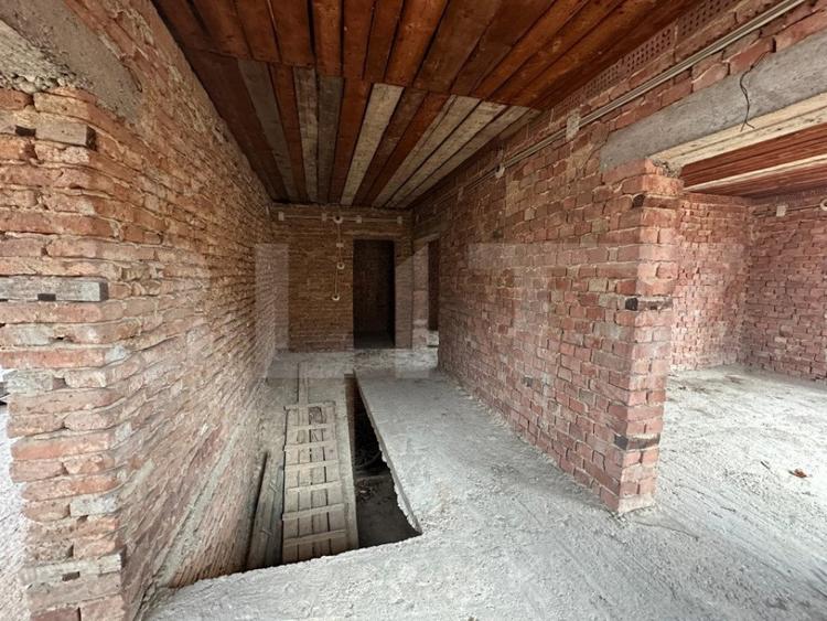 Casă cu 5 camere cu Teren 240 Mp în Central