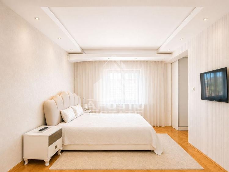Casă individuală cu 6 camere cu Piscina în Aradului