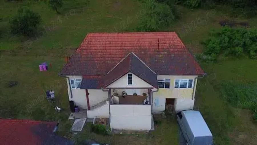 Casă cu 4 camere în Căinelu de Sus
