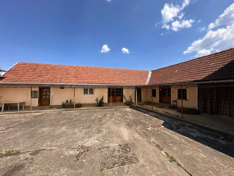 Casă cu 4 camere în Zorlențu Mare