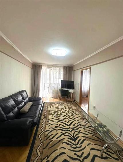 Apartament cu 3 camere decomandat în Torontalului