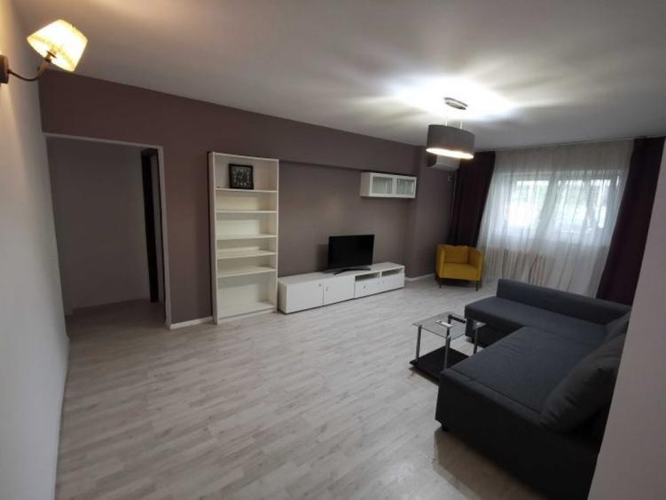 Apartament cu 3 camere semidecomandat în Văcăresti