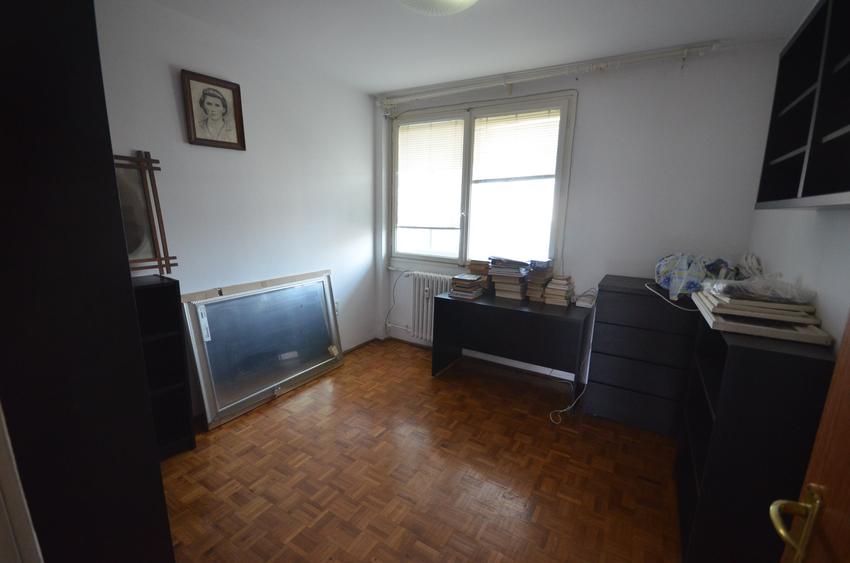 Apartament cu 3 camere semidecomandat în P-ța Muncii