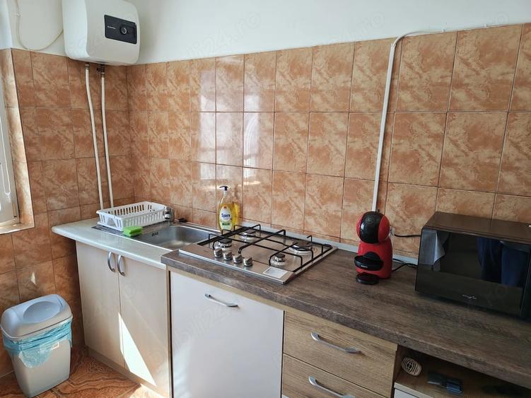 Apartament cu 3 camere semidecomandat în Sulina