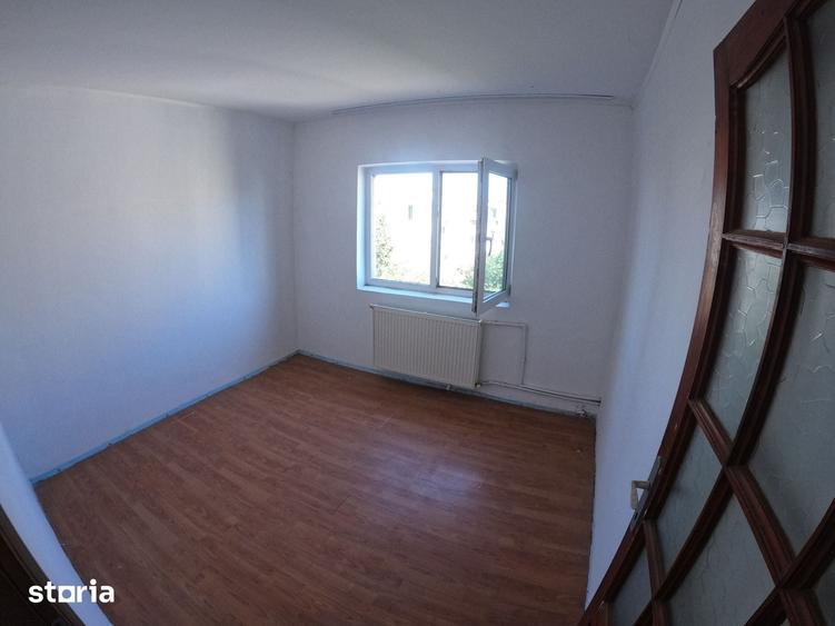 Apartament cu 3 camere semidecomandat în Tineretului