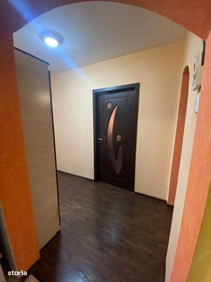Apartament cu 3 camere decomandat în Cornișa