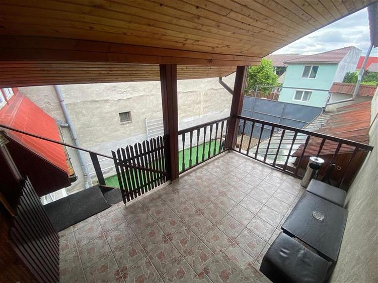Casă cu 7 camere cu Teren 306 Mp în 7 Noiembrie