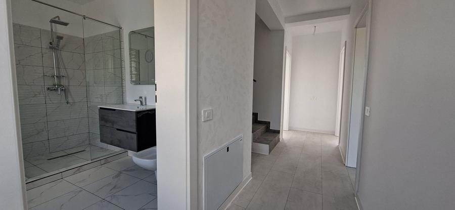 Casă individuală cu 5 camere cu Canalizare în Aradului