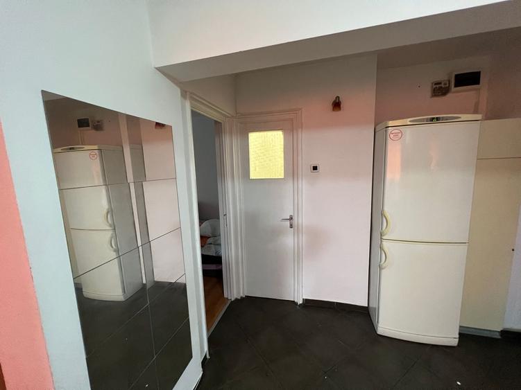 Apartament cu 4 camere decomandat în Drumul Taberei