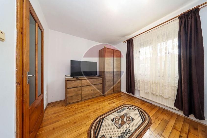 Casă individuală cu 8 camere cu Teren 720 Mp în Central