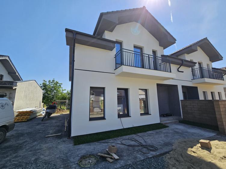 Duplex cu 4 camere cu Canalizare în Moșnița Veche