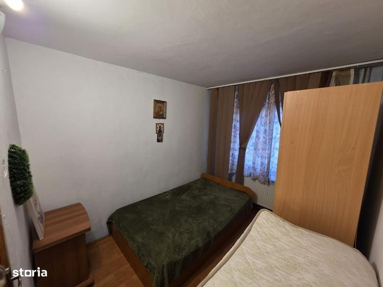 Apartament cu 3 camere semidecomandat în Craiovița Nouă