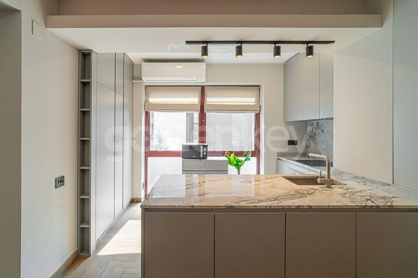 Apartament cu 3 camere semidecomandat, mobilat în Floreasca