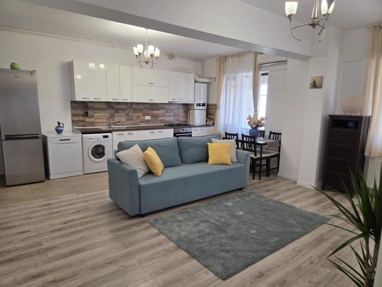Apartament cu 3 camere semidecomandat, mobilat în Dămăroaia