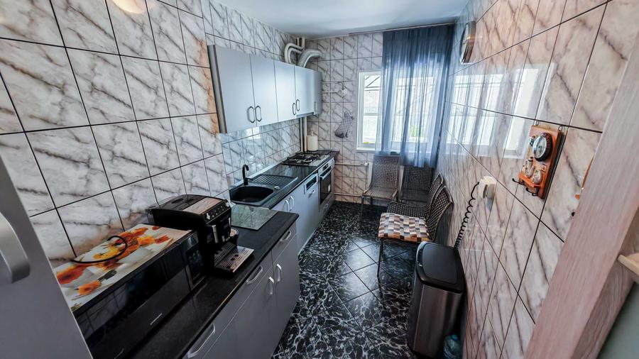 Apartament cu 3 camere decomandat în Baba Novac