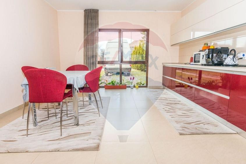 Casă individuală cu 6 camere cu Teren 1071 Mp în Central