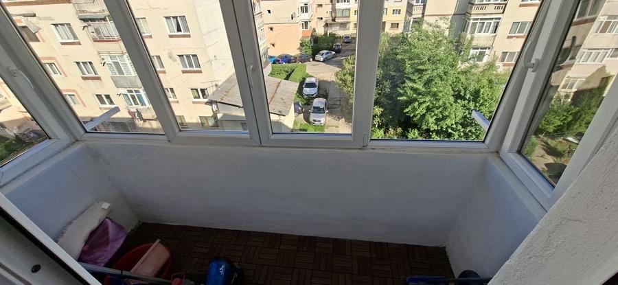 Apartament cu 3 camere decomandat în Valea Muscelului