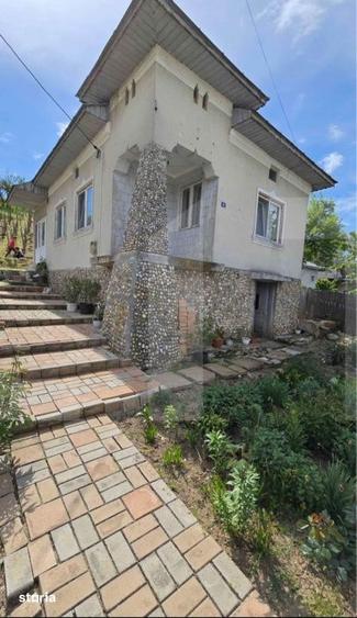 Casă cu 2 camere cu Teren 2000 Mp în Central