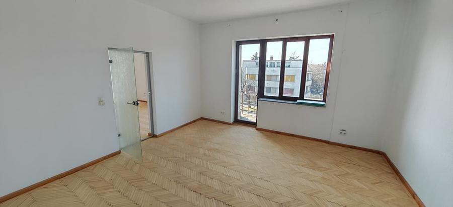 Birou, de 77 mp, în Central