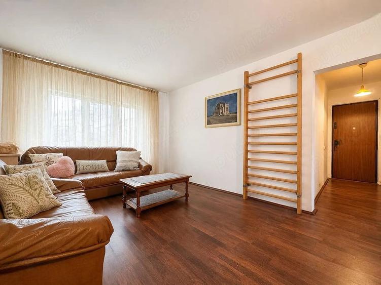 Apartament cu 4 camere decomandat în Faleza Nord